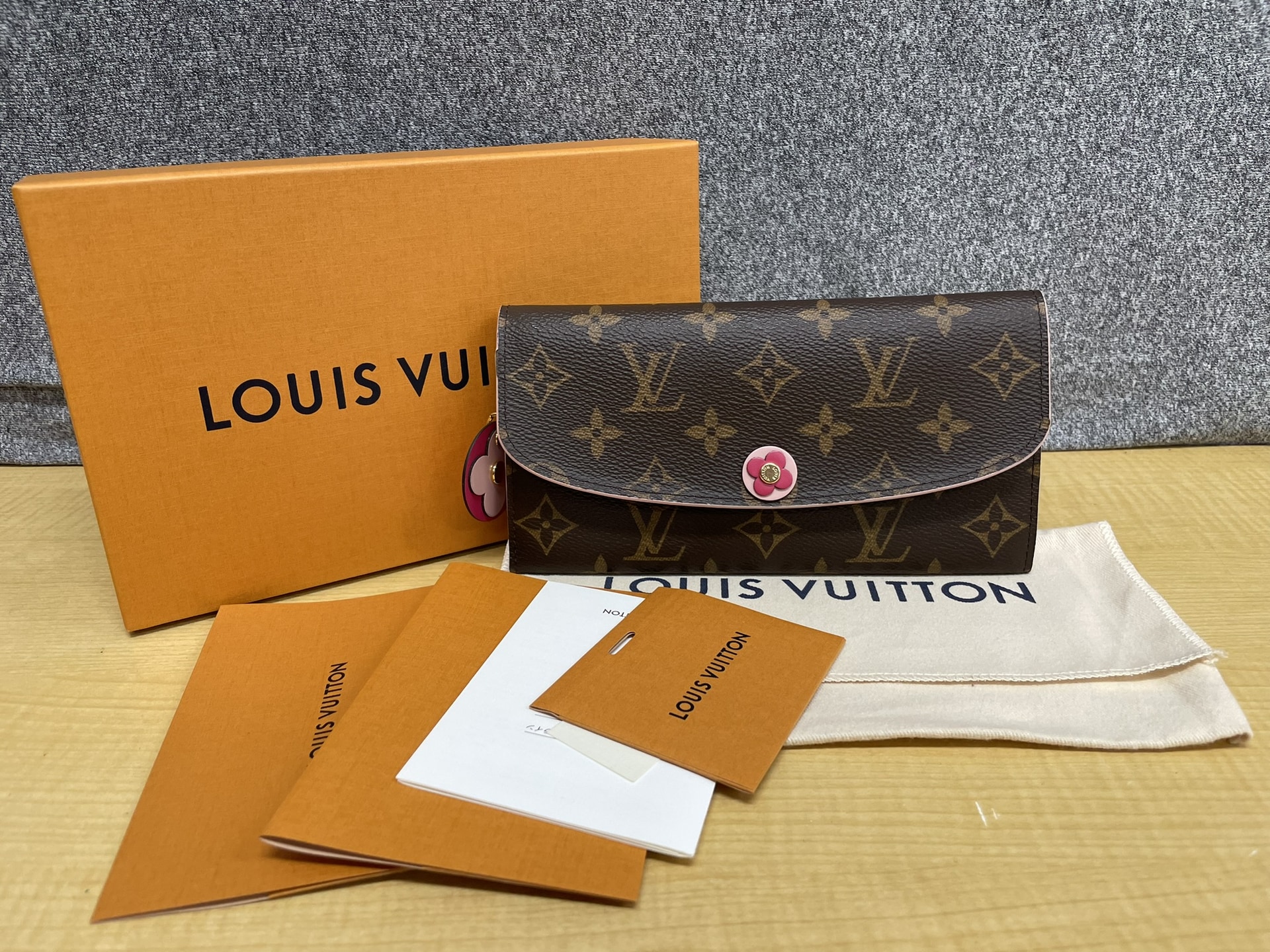 LOUIS VUITTON M68313 モノグラム ポルトフォイユ・エミリー フラワー
