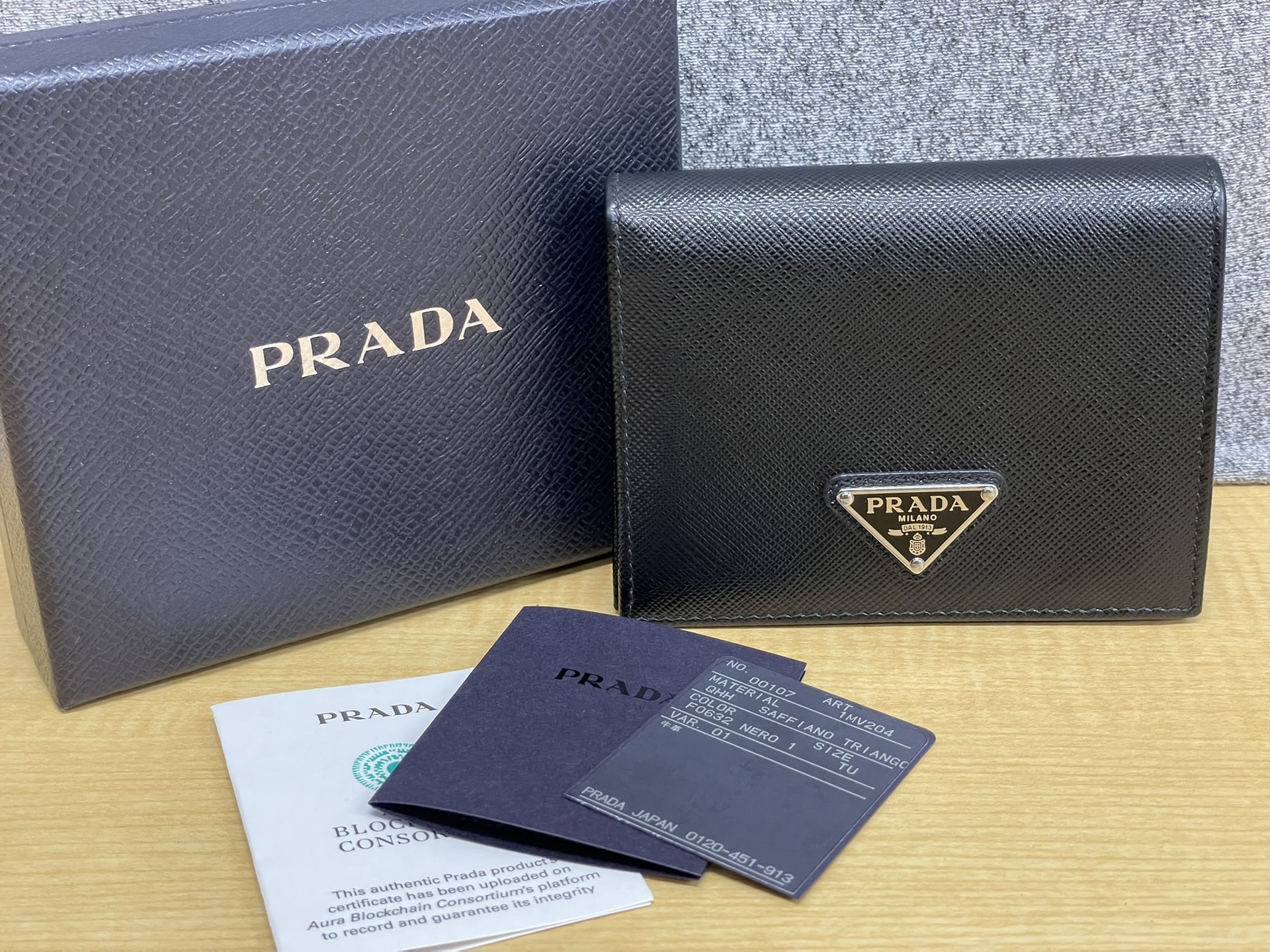 PRADA 1MV204サフィアーノレザートライアングルロゴ二つ折り財布