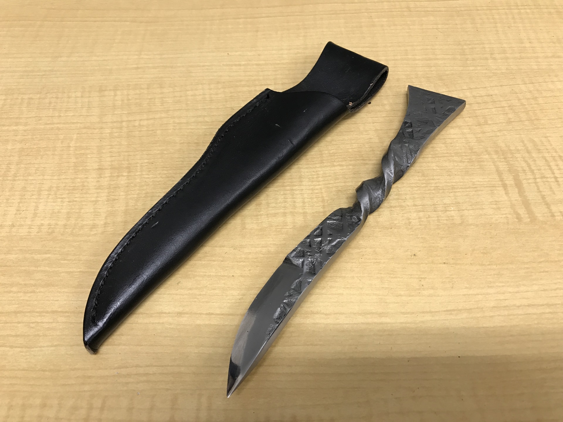 ツイストハンドルナイフ