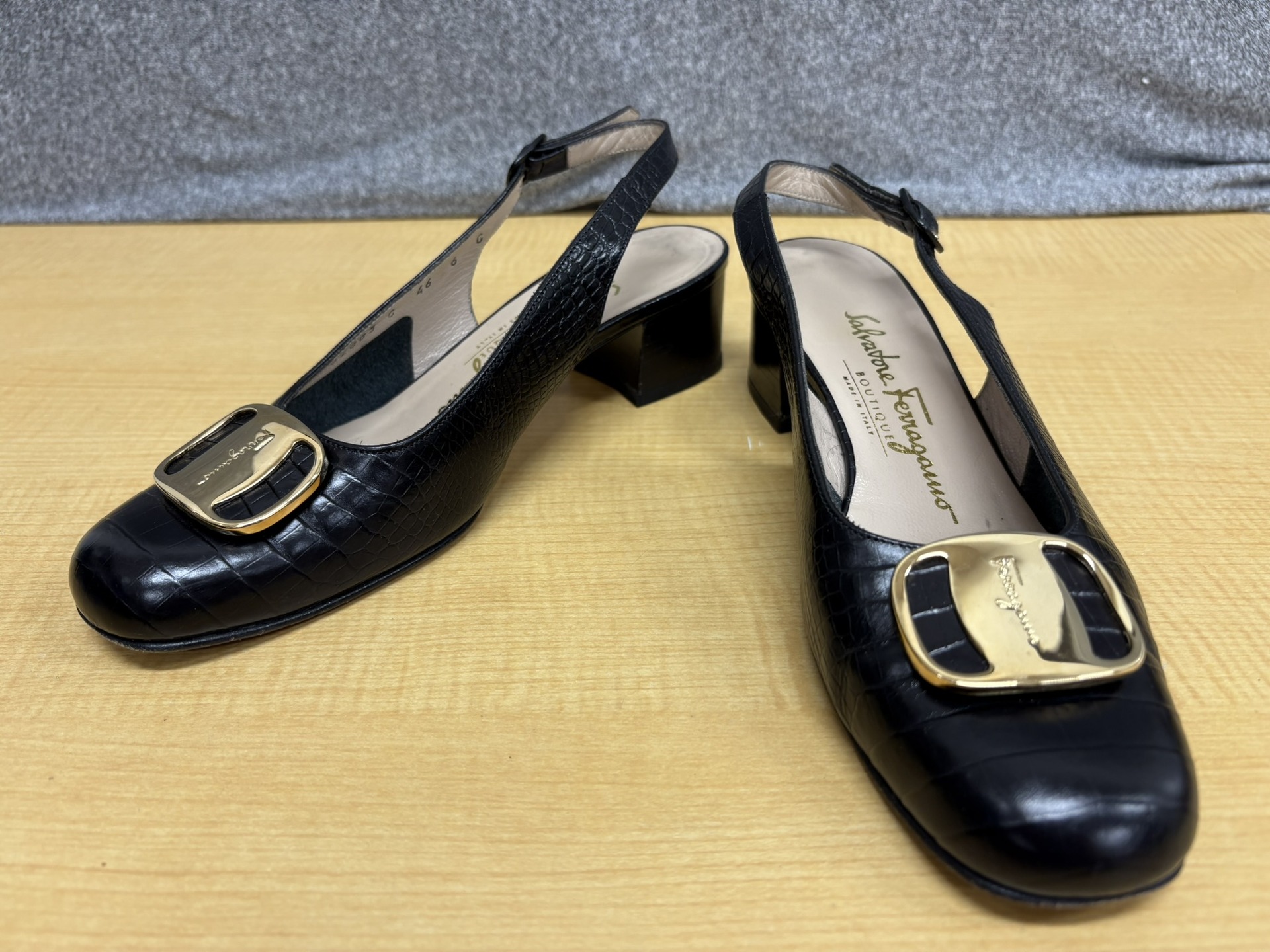 Salvatore Ferragamo ヴァラプレート型押しレザーバックストラップパンプス