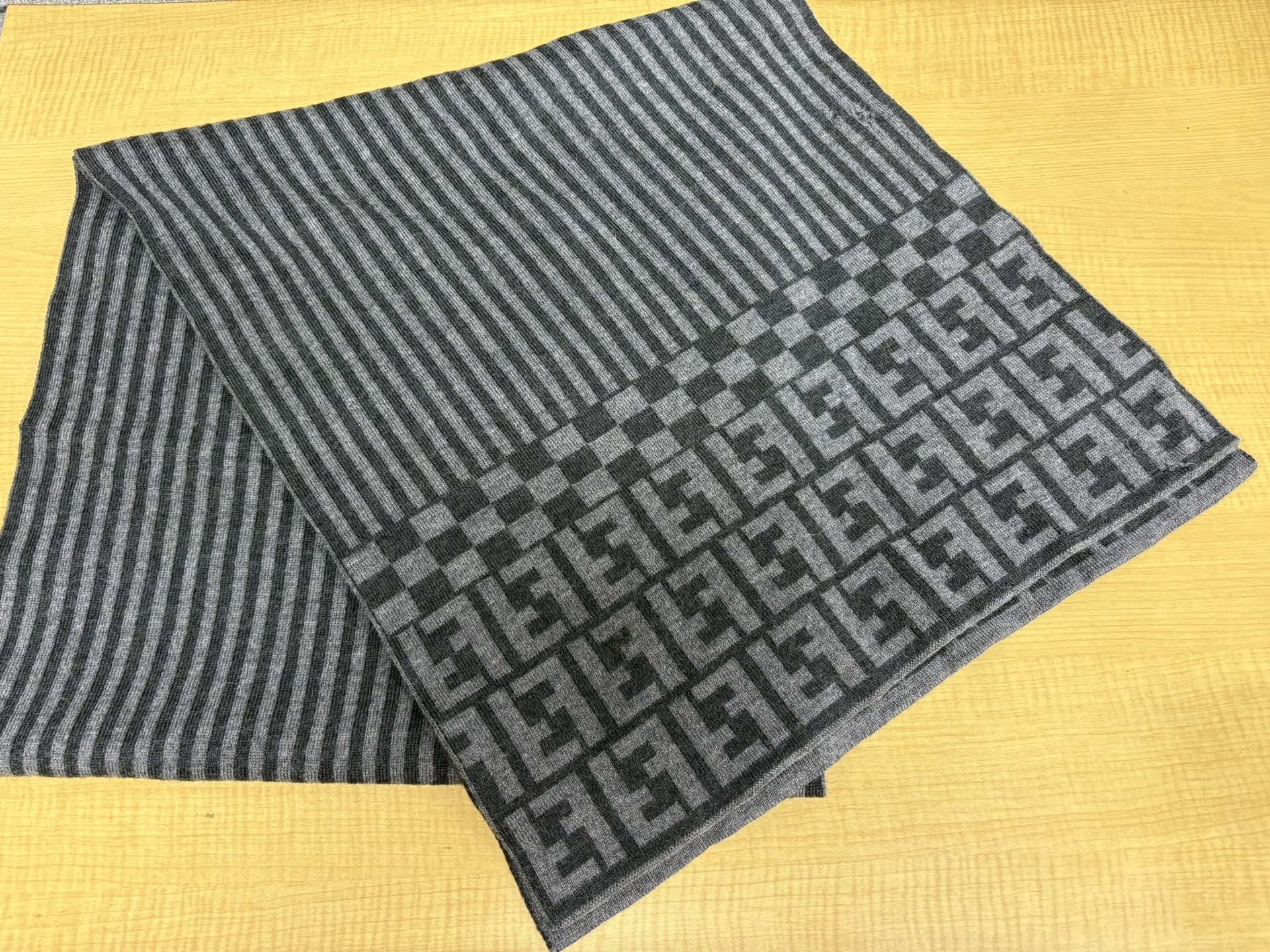 FENDI maglia ズッカ×ストライプヴァージニアウールマフラー