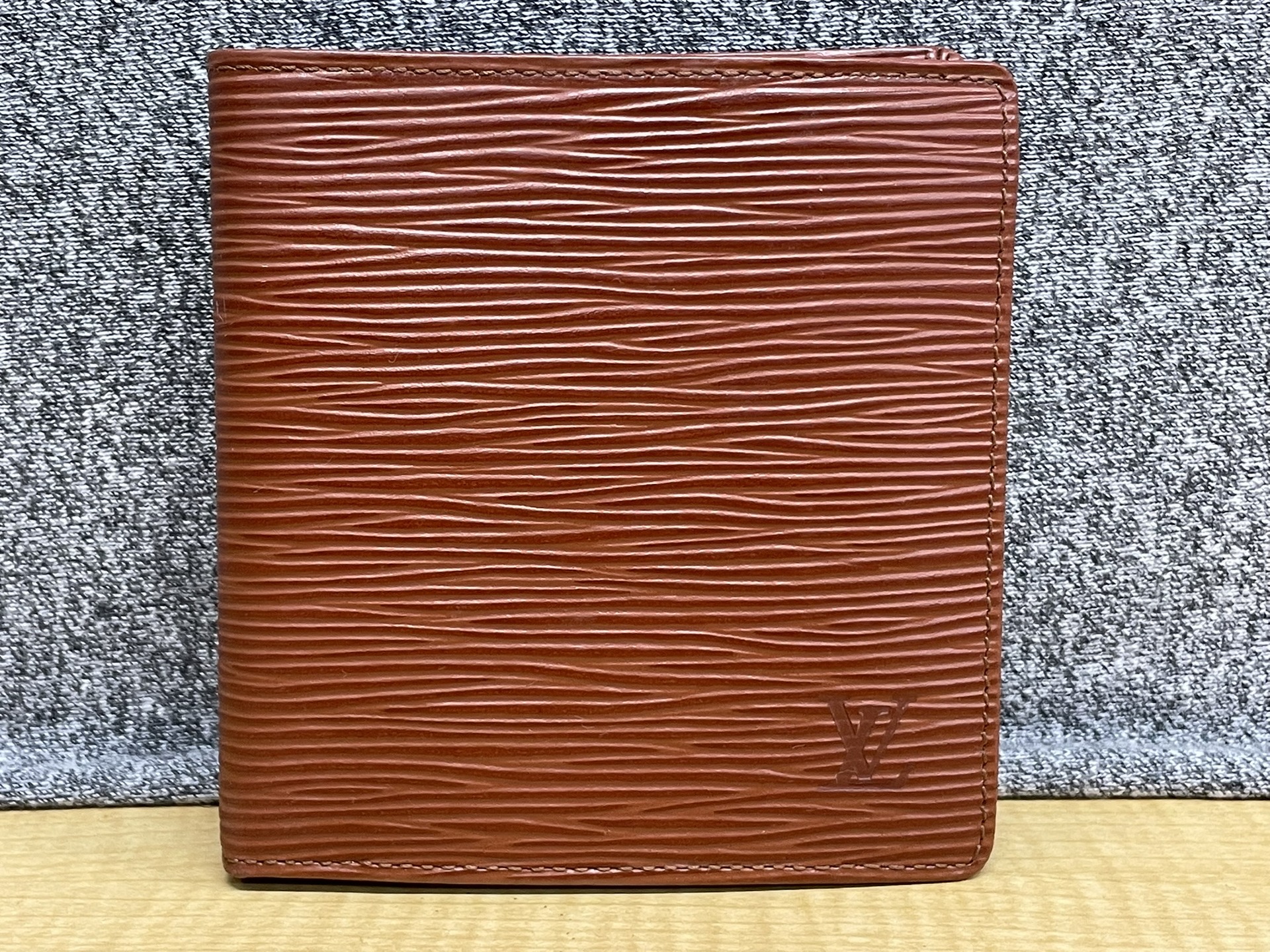 LOUIS VUITTON M63543 エピ ポルトフォイユ・マルコ