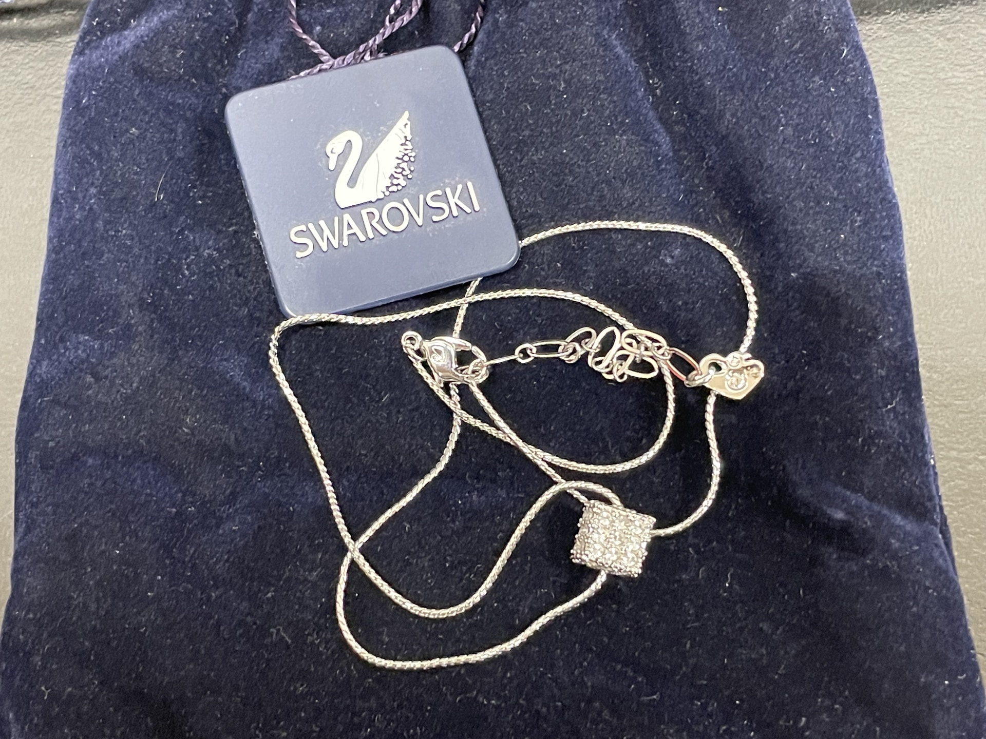 SWAROVSKI クリスタルキューブペンダント