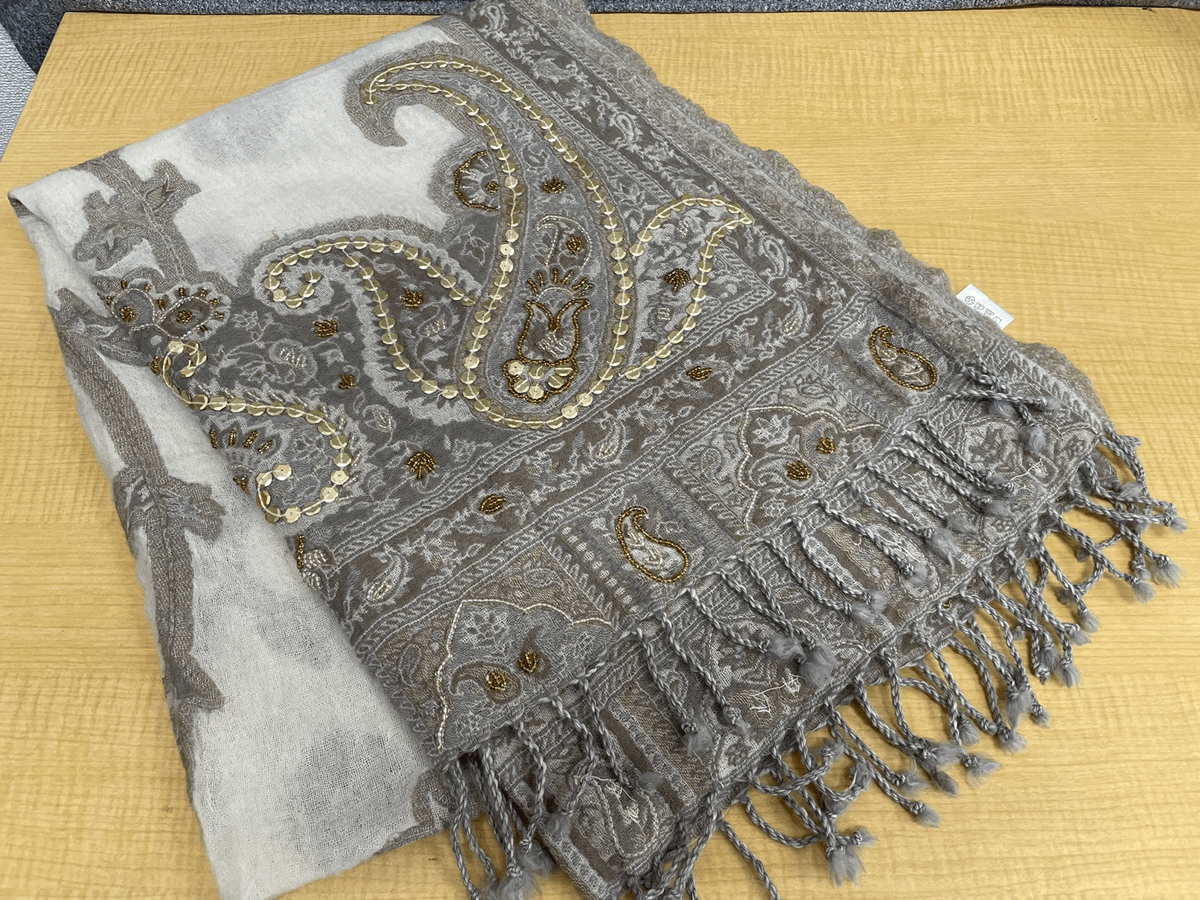 GALLARDA GALANTE ペイズリー柄パーツ刺繍ストール